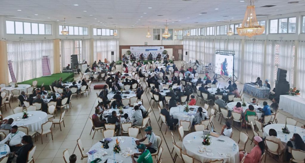 Vue panoramique de la salle Ongola du Conseil régional du Centre lors de la Journée Mondiale de l'Épargne 2025