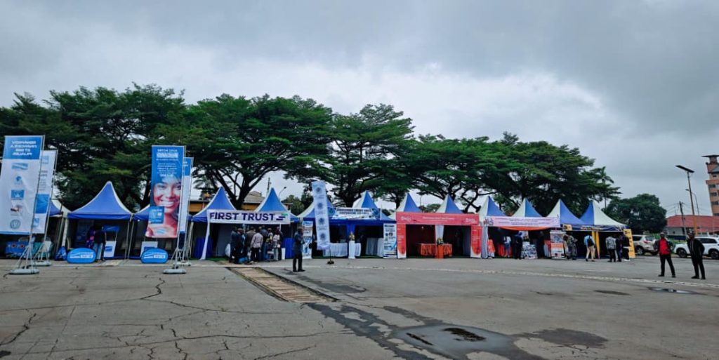 Stands des banques, assureurs et établissements de microfinance à la Journée Mondiale de l'Épargne