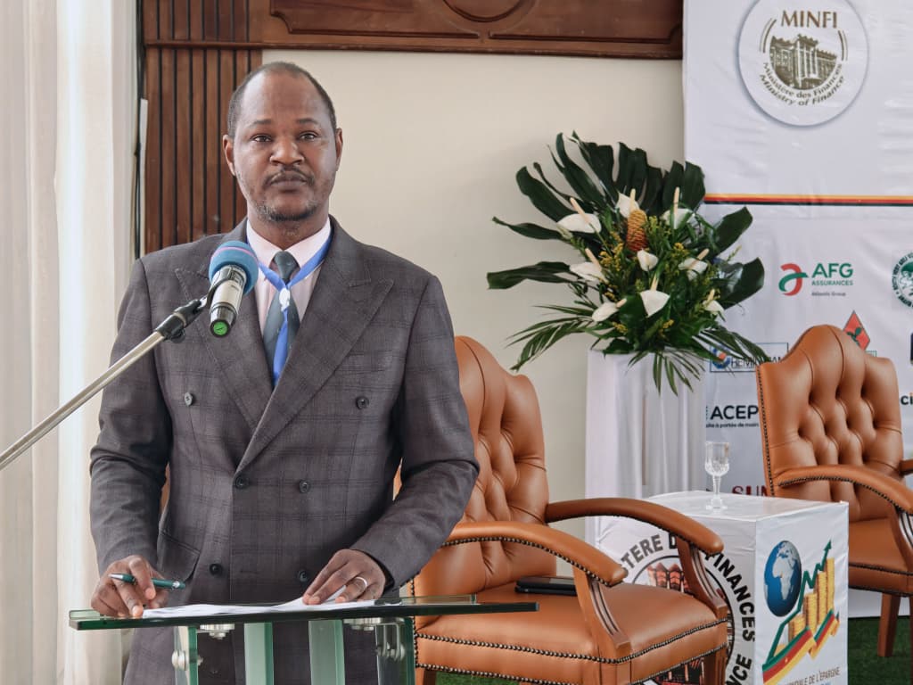 M. Bachirou Mohamadou présentant l'état des lieux de l'épargne au Cameroun lors de la première keynote