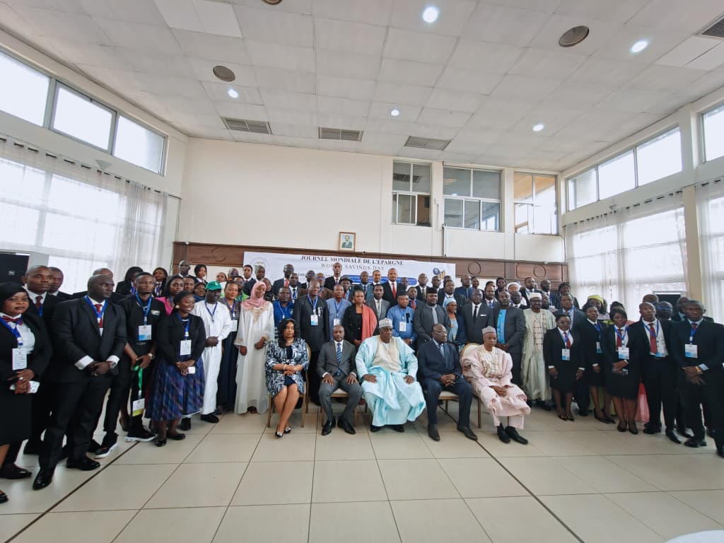 Photo de famille officielle réunissant décideurs publics, banquiers, assureurs et acteurs de la microfinance