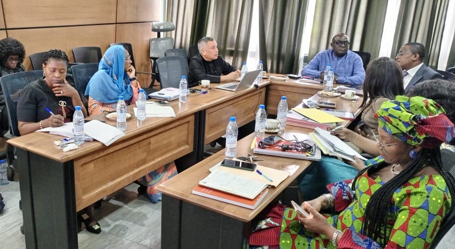 Renforcement de la coopération technique en audit interne : le Trésor camerounais reçoit une délégation du Trésor américain 5 Les équipes du Trésor et la délégation américaine au terme des travaux