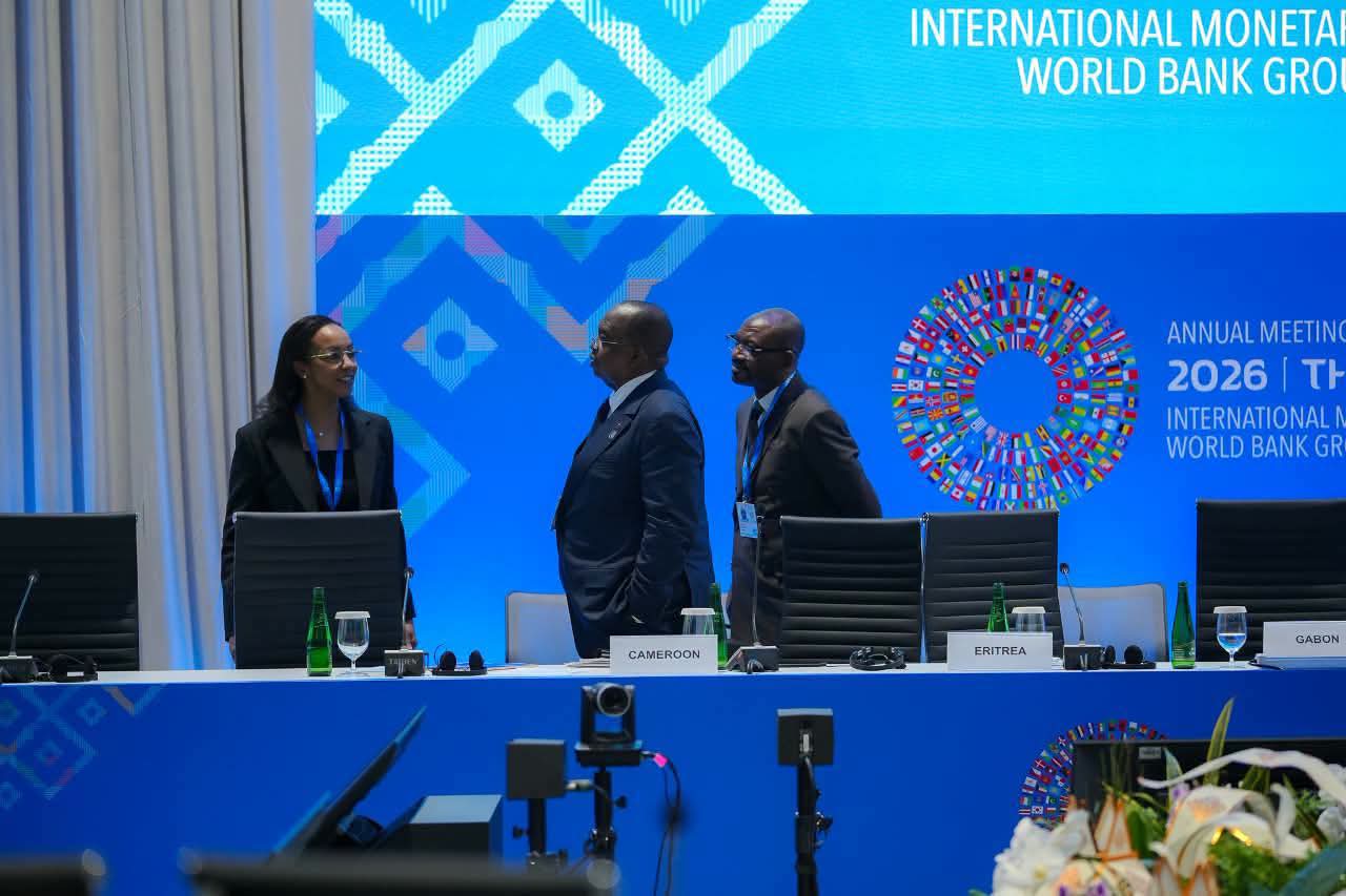 Monsieur Louis Paul MOTAZE et la délégation camerounaise devant le panneau officiel des Assemblées annuelles 2026