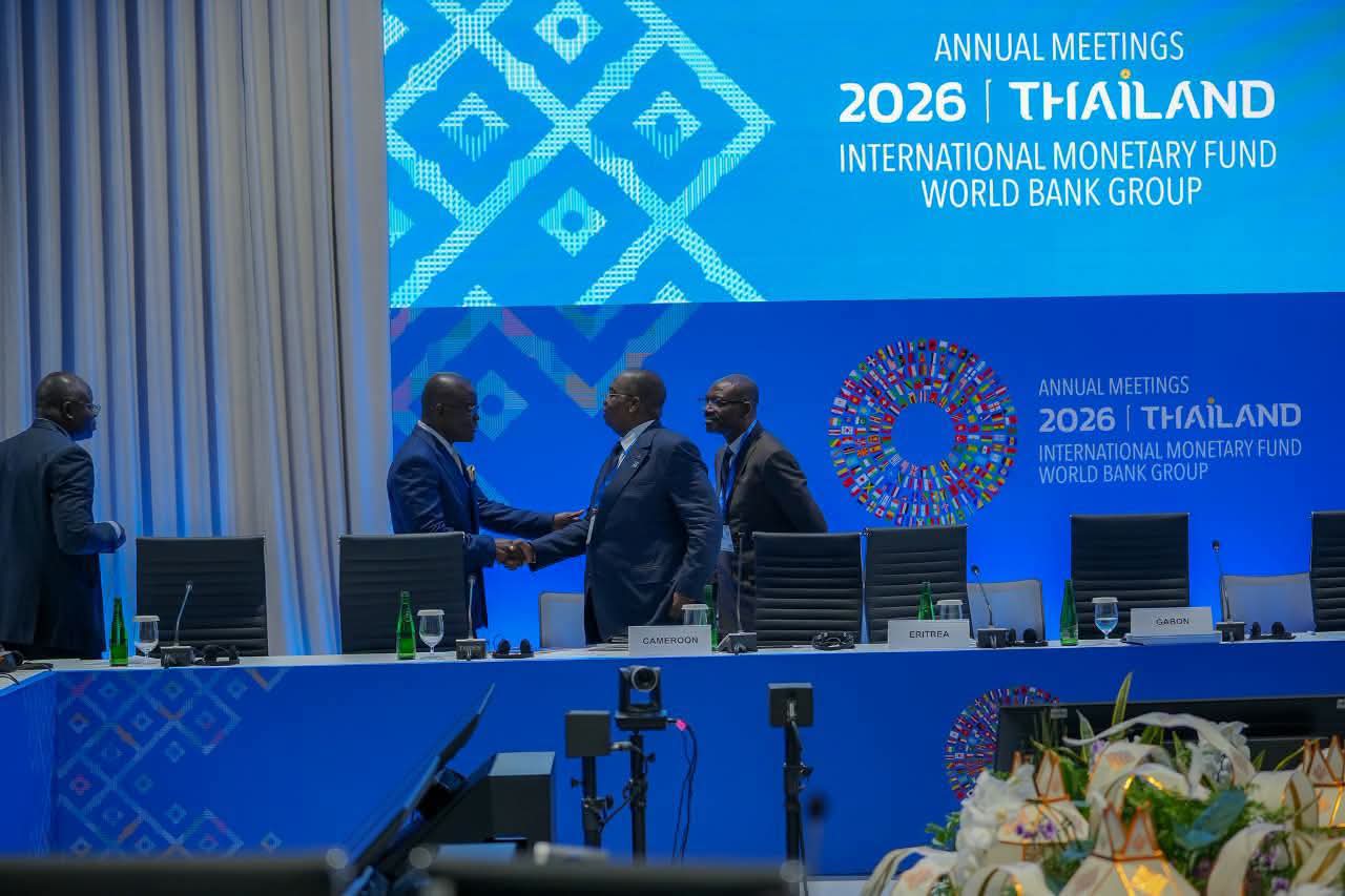 Poignée de main entre délégations à la table de conférence – Bangkok 2026