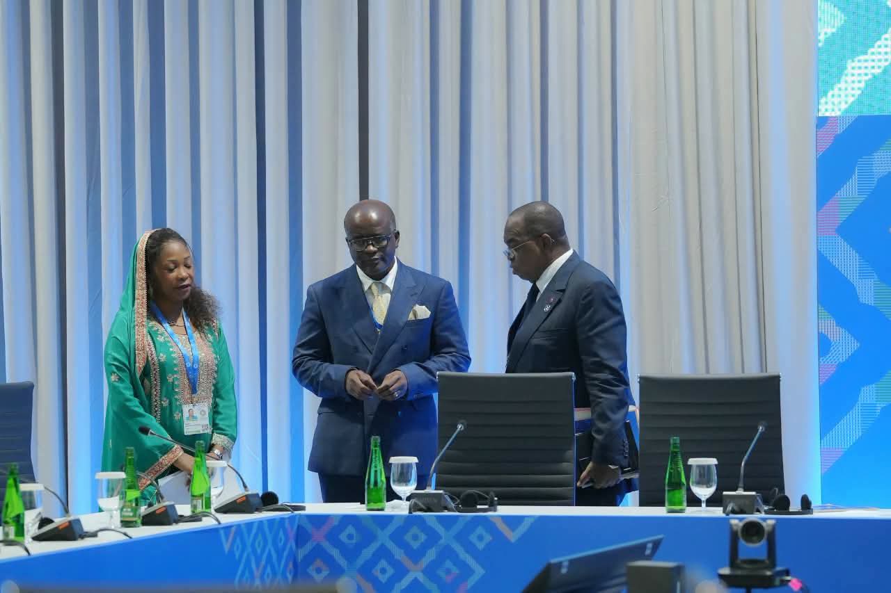Échanges entre les membres de la délégation camerounaise à la table de travail
