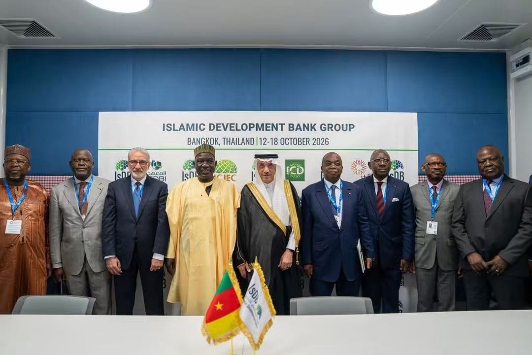 Photo de famille de la délégation camerounaise et des responsables du Groupe de la Banque islamique de développement – Bangkok, octobre 2026